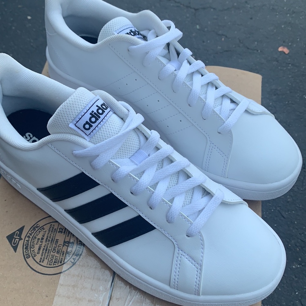 NEW ADIDAS CLASSIC DESIGN B&W SHOES